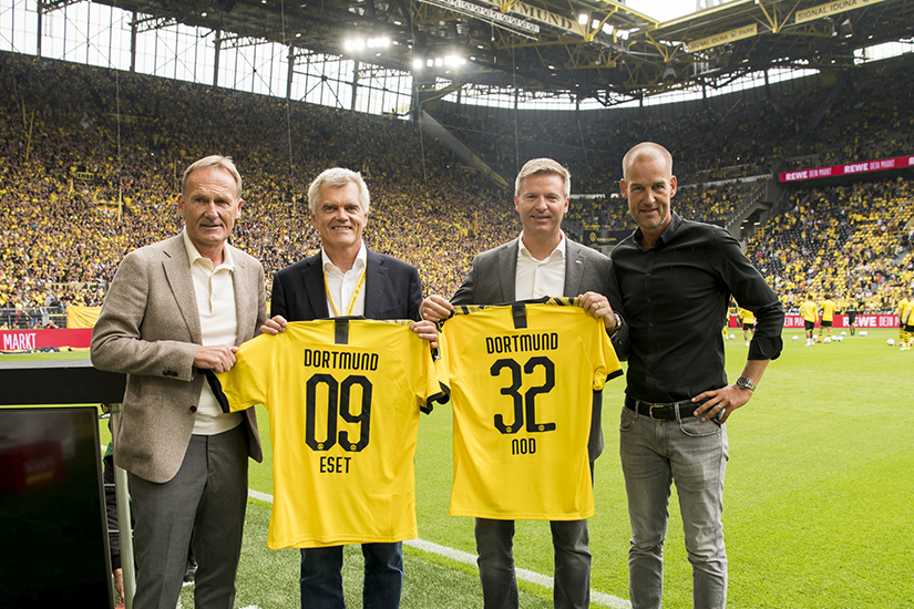 Odovzdávanie sponzorského dresu počas prvého kola Bundesligy